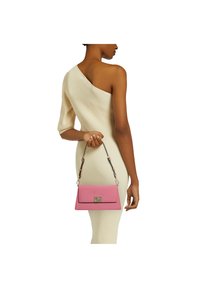 Borsa a tracolla in pelle rosa con una forma rettangolare elegante, caratterizzata da una chiusura in oro e una tracolla decorativa con piccole perline.