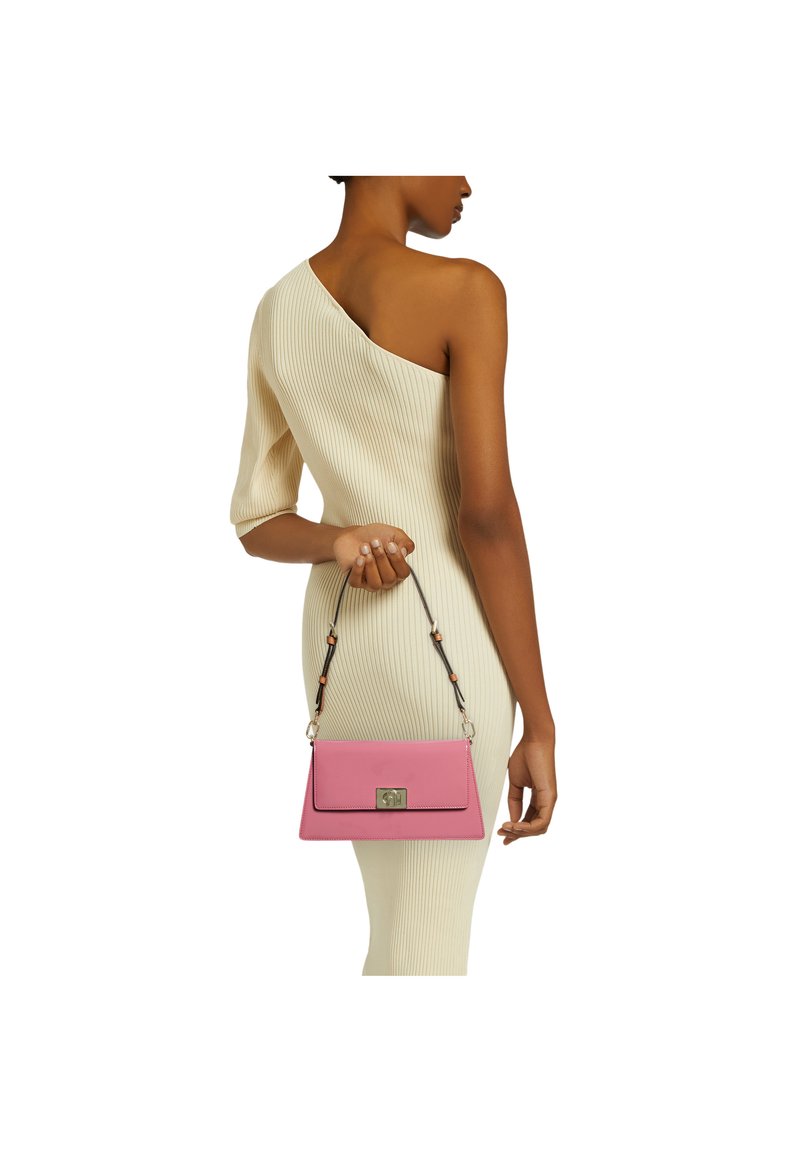 Borsa a tracolla in pelle rosa con una forma rettangolare elegante, caratterizzata da una chiusura in oro e una tracolla decorativa con piccole perline.