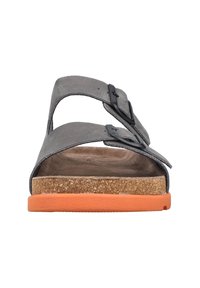 Sandali in suede grigi con due fibbie nere regolabili, soletta in sughero e suola in gomma arancione. Design piatto, stile aperto sulla punta.