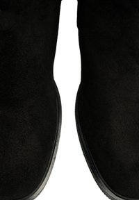 Czarne zamszowe botki za kostkę z gładkim, teksturowanym wykończeniem; okrągły nosek; niska, płaska gumowa podeszwa; minimalistyczny design bez zdobień.