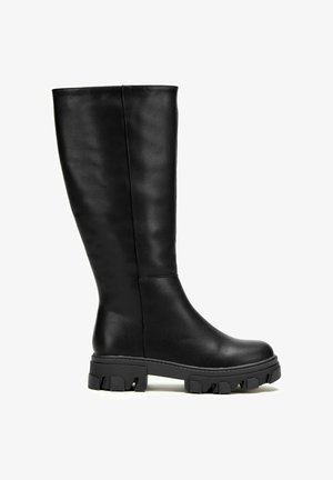 Hoher schwarzer Lederstiefel mit klobiger Profilsohle und rundem Zehenbereich, knielang, glatte Textur und minimale Nahtdetails.