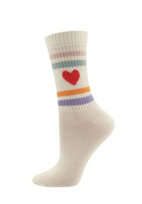 Beige knielange Socke mit gerippter Textur, die horizontal mehrfarbige Streifen und ein rotes Herzdesign in der Mitte aufweist.