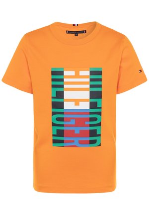 Oranje katoenen T-shirt met een groot meerkleurig bloktekstontwerp. Ronde hals en korte mouwen, met een logo-accent op de mouw.