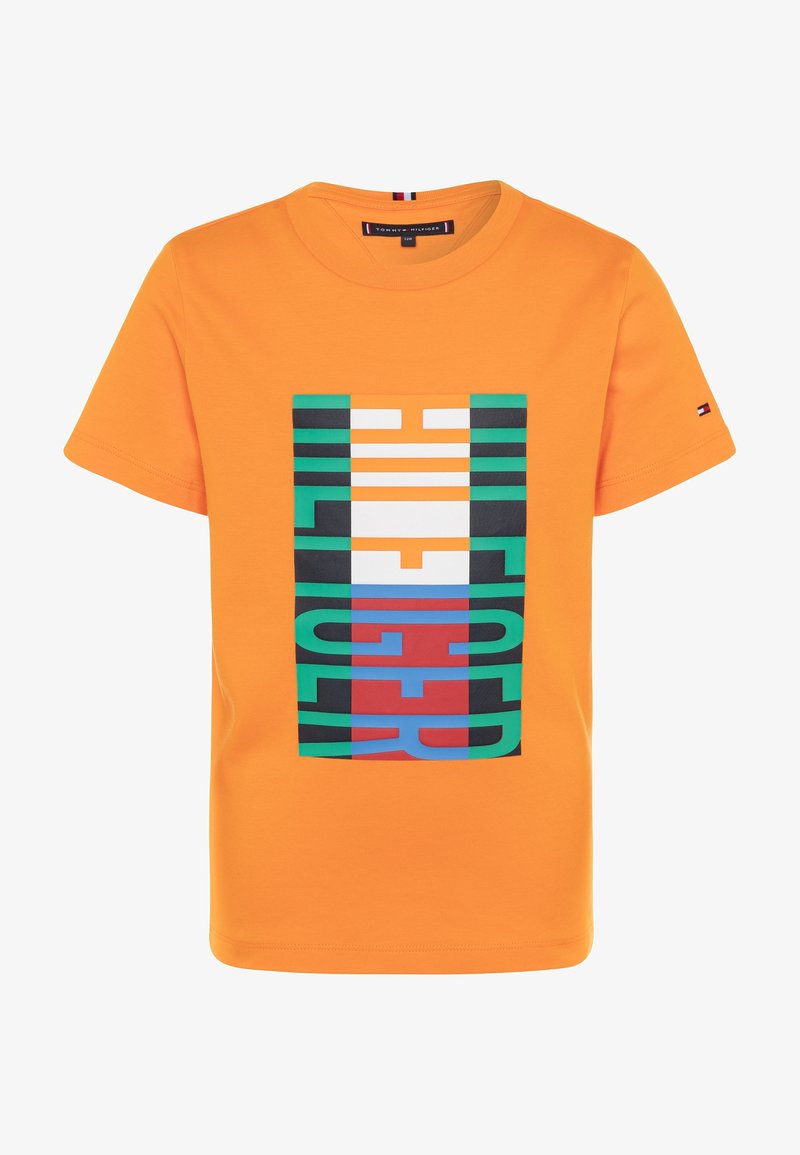 Oranžové bavlněné tričko s velkým vícolorým blokovým textovým designem. Kulatý výstřih a krátké rukávy, s logem na rukávu.