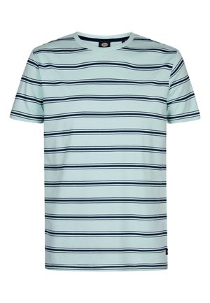 Hellblaues T-Shirt mit kurzen Ärmeln, dünnen dunkelblauen horizontalen Streifen und rundem Ausschnitt.