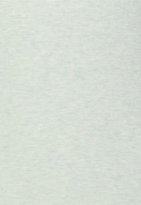 Två personer i avslappnade kläder använder en surfplatta tillsammans vid ett trämöblemang med en bärbar dator, anteckningsblock och en kaffekopp.