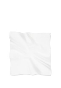 Biały kwadratowy kawałek materiału o miękkiej, gładkiej teksturze, lekko pomarszczony, z falującymi brzegami i bez widocznych wzorów czy elementów metalowych.