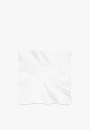 Biały kwadratowy kawałek materiału o miękkiej, gładkiej teksturze, lekko pomarszczony, z falującymi brzegami i bez widocznych wzorów czy elementów metalowych.