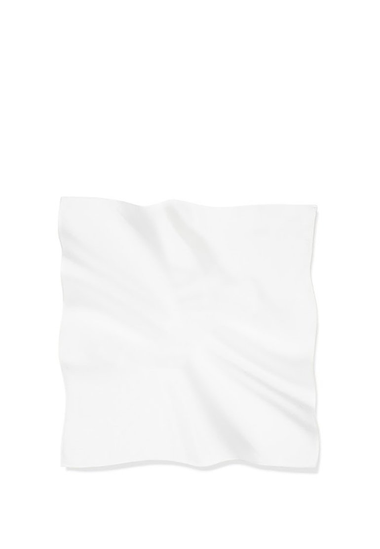 Biały kwadratowy kawałek materiału o miękkiej, gładkiej teksturze, lekko pomarszczony, z falującymi brzegami i bez widocznych wzorów czy elementów metalowych.