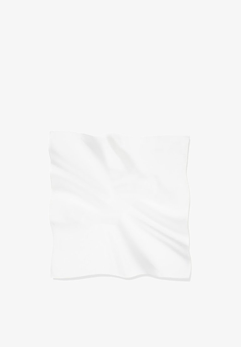 Biały kwadratowy kawałek materiału o miękkiej, gładkiej teksturze, lekko pomarszczony, z falującymi brzegami i bez widocznych wzorów czy elementów metalowych.