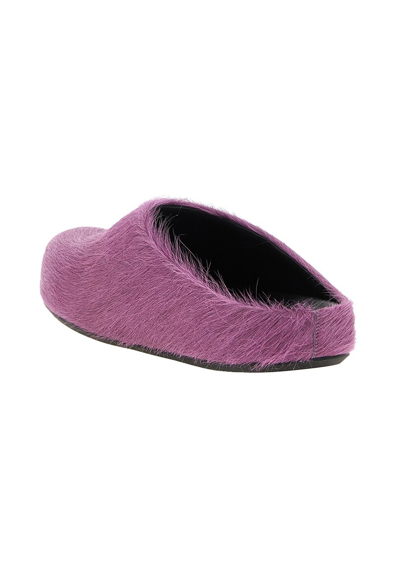 Scarpa slip-on coperta di pelliccia viola con una texture liscia, punta arrotondata e suola nera. Il design presenta un profilo basso e nessun hardware visibile.