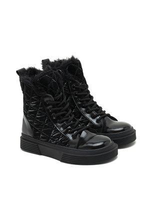 Bottes montantes noires avec une surface matelassée brillante, bordure en fausse fourrure, semelle en caoutchouc et lacets. Elles présentent un orteil rond et un talon renforcé.