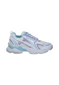 Zapatilla deportiva blanca con acentos en azul y púrpura. Presenta paneles de malla, punta redondeada y suela texturizada. Cierre con cordones y cuello acolchado.