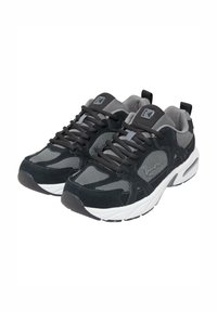 Chaussures de sport noires et grises avec une tige en mesh et des accents en suède, fermeture à lacets, et semelle en caoutchouc blanc avec des éléments de rembourrage visibles.