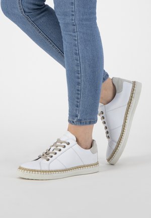 Witte sportschoenen met beige accenten, ronde neus en een getextureerde zool. Ontworpen met een gestikte afwerking en vetersluiting.