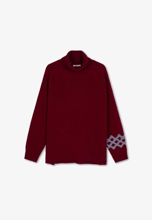 Bordeaux gebreide trui met een geribbelde turtleneck, raglanmouwen en een geometrisch patroonaccent in lichtblauw op één mouw.