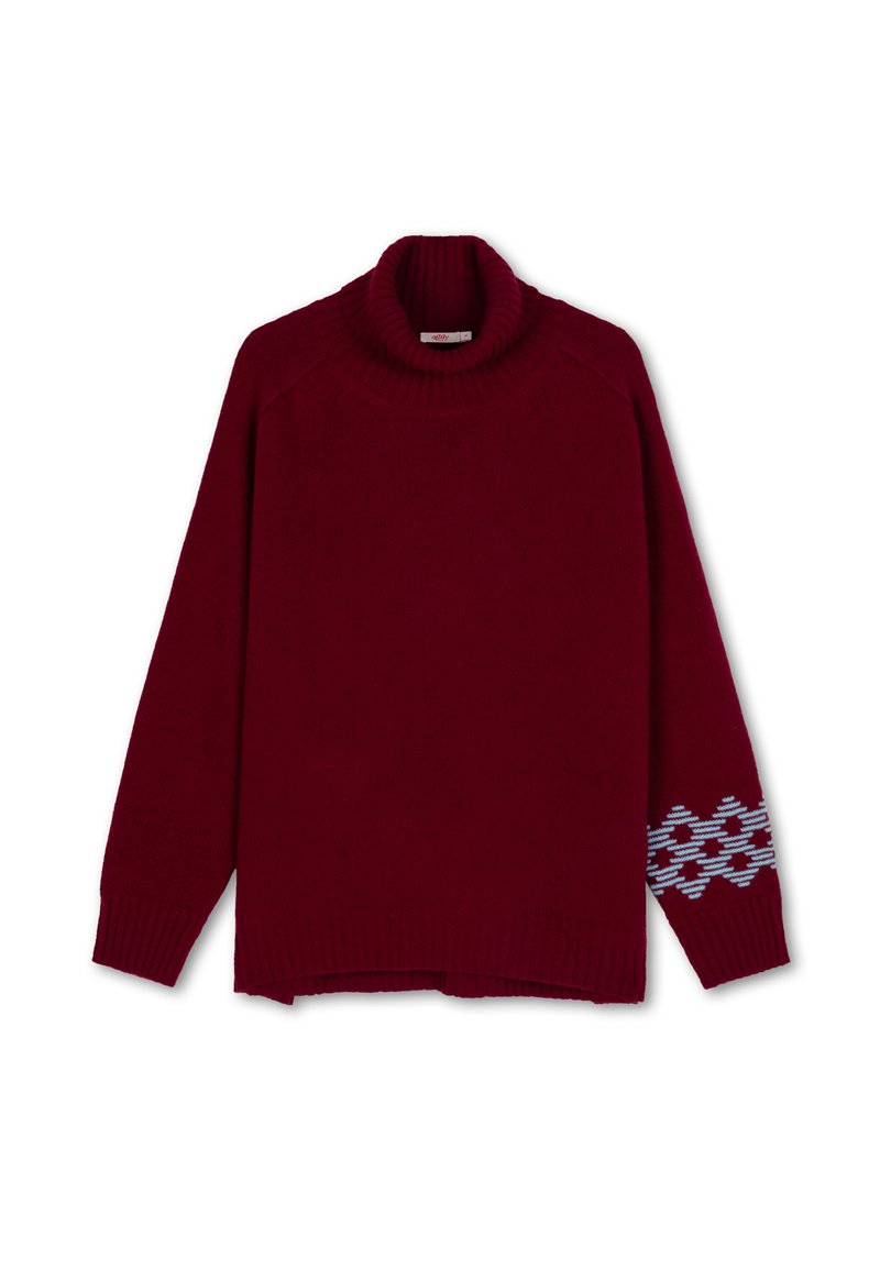 Bordeaux gebreide trui met een geribbelde turtleneck, raglanmouwen en een geometrisch patroonaccent in lichtblauw op één mouw.