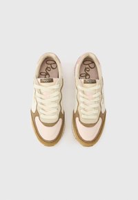 Αθλητικά παπούτσια με απαλό ροζ, μπεζ και καφέ χρωματικό συνδυασμό. Διαθέτουν σουέτ υλικό, επίπεδες κορδόνια και υφή στο λαστιχένιο πέλμα με λογότυπο στη γλώσσα.