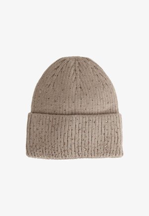 Beanie lavorato a maglia beige con una texture a coste, risvolto e dettagli metallici sparsi per un tocco di stile e profondità.