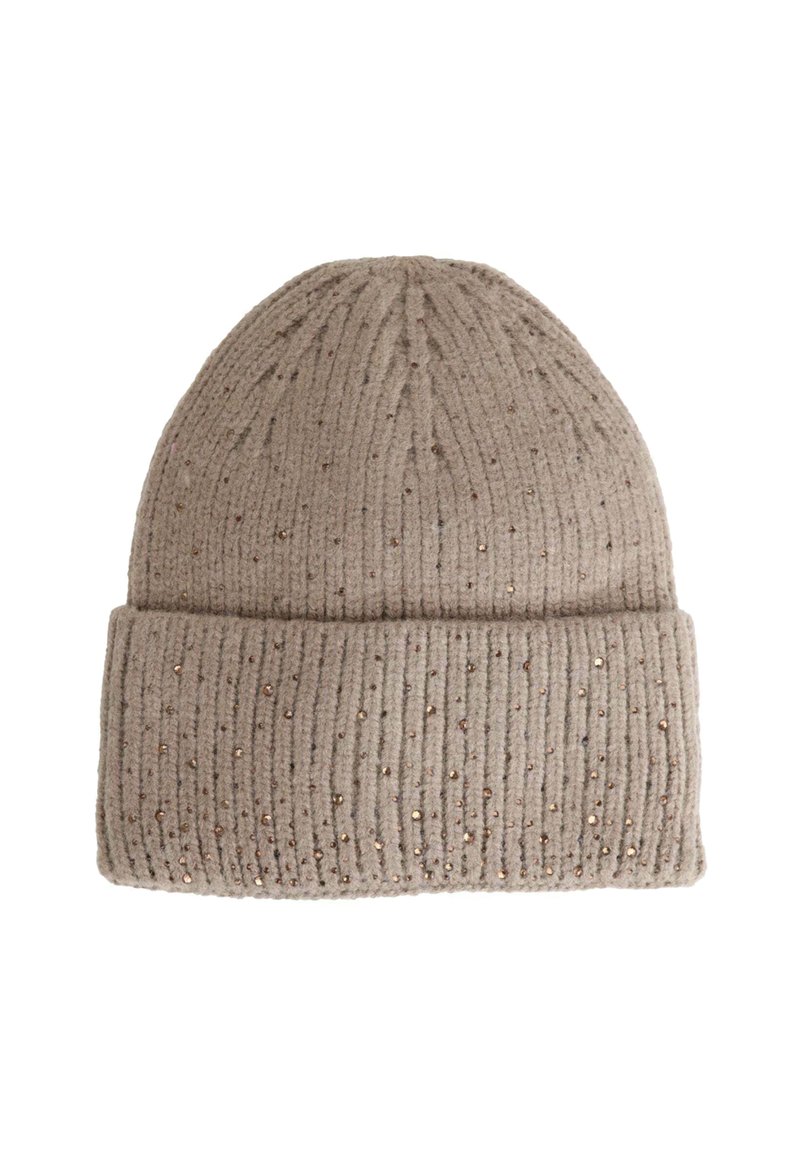 Beanie lavorato a maglia beige con una texture a coste, risvolto e dettagli metallici sparsi per un tocco di stile e profondità.