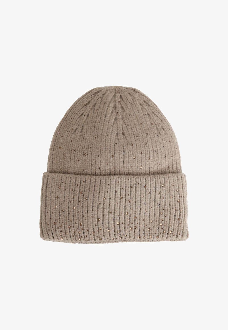Beanie lavorato a maglia beige con una texture a coste, risvolto e dettagli metallici sparsi per un tocco di stile e profondità.