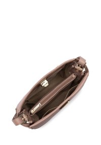 Sac à main en cuir marron avec une poche zippée et deux poches intérieures ouvertes, texture lisse et accents en métal doré.