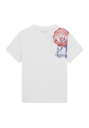 T-shirt blanc à manches courtes avec un motif rouge et bleu « Guess Varsity Squad Los Angeles California » sur la poitrine, côté supérieur gauche.