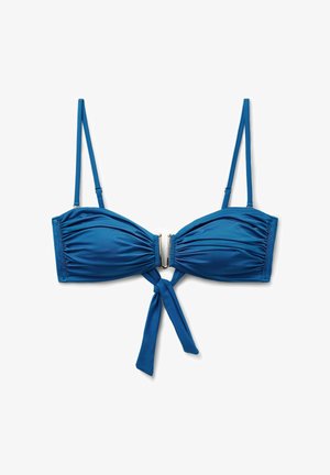 Top de bikini azul con tirantes ajustables, copas de tela recogida y un cierre metálico frontal con un nudo central.
