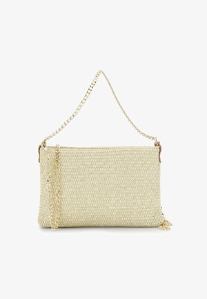 Geweven beige clutch met een gestructureerd oppervlak, gouden kettingband en leren accenten aan de zijkanten. Compacter rechthoekige vorm.
