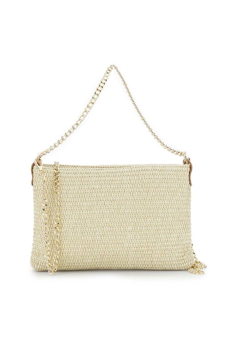 Vävd beige clutch-väska med en texturerad yta, guldkedja och läderdetaljer på sidorna. Kompakt rektangulär form.