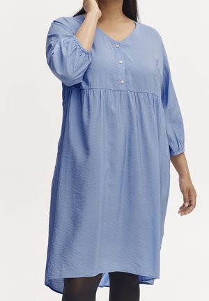 Blå midi-kjole i letvægtsstof med v-udskæring, trekvartærmer og tre knapdetaljer foran. Blød tekstur, afslappet pasform.