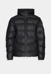 Černá prošívaná bunda s kapucí, vybavená předním zipem, elastickými manžetami a dvěma bočními kapsami. Textura je hladká a mírně lesklá.