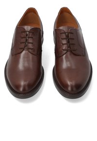 Braune Lederdressschuhe mit glatter Oberfläche, runder Zehenform, fünf Ösen und einem gesteppten Besatz entlang der Sohle.