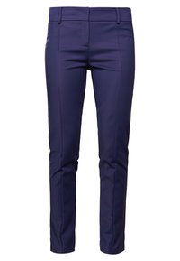 Granatowe, dopasowane spodnie o wąskim kroju, gładkiej fakturze, z przednimi kieszeniami i płaskim pasem. Odpowiednie na formalne i casualowe okazje.