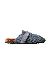 Mule bleu à enfiler avec tige texturée tissée, bride boucle réglable, semelle intermédiaire en liège et semelle extérieure en caoutchouc noir.