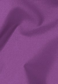 Paarse textiel met een gladde, glanzende afwerking, met subtiele plooien en lichtvariaties over het oppervlak.