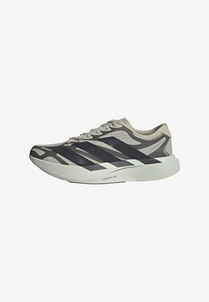 Scarpa da corsa grigia chiara e nera con chiusura a lacci, suola spessa bianca con scritta "Lightstrike Pro" e design laterale a motivo.