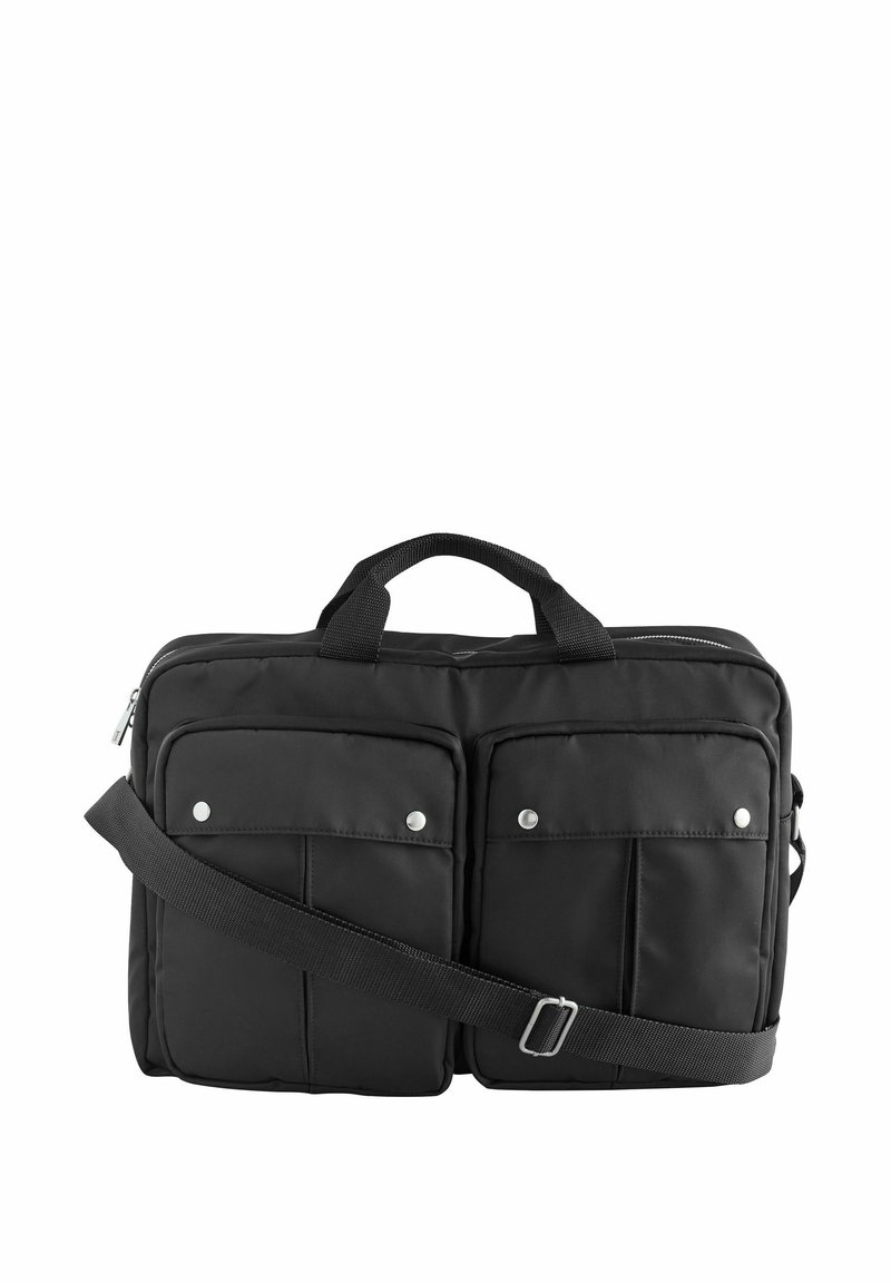 Borsa per laptop in tessuto nero con due tasche frontali, chiusure a scatto argentate, manici superiori e tracolla regolabile. Texture liscia.