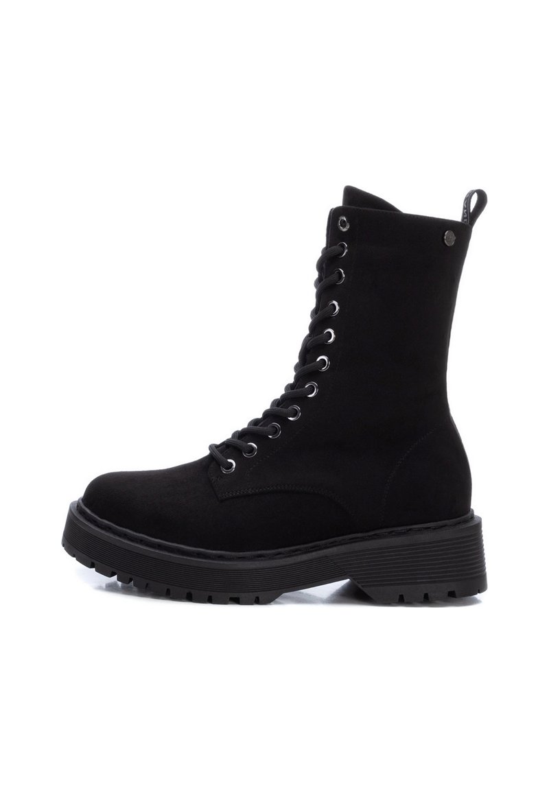 Czarne sznurowane botki za kostkę wykonane z zamszu, z grubą gumową podeszwą, okrągłym noskiem oraz pętelką z tyłu ułatwiającą zakładanie.