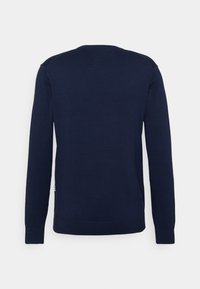 Suéter azul marino de mangas largas, con puños y dobladillo acanalados, textura suave y cuello redondo. Etiqueta visible en el lado inferior.