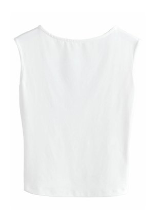 Top blanc sans manches avec un col rond, fabriqué en tissu de coton lisse, présentant une coupe simple et des lignes épurées, sans embellissements visibles.