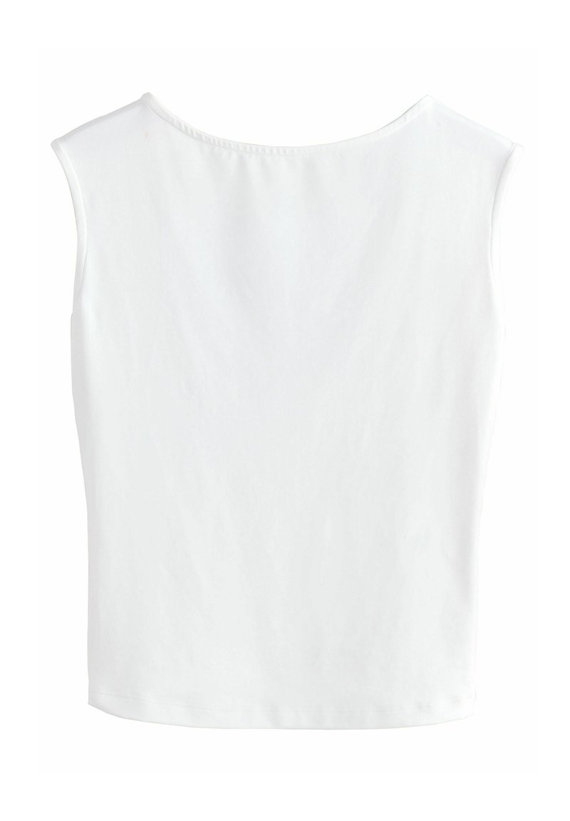 Top blanc sans manches avec un col rond, fabriqué en tissu de coton lisse, présentant une coupe simple et des lignes épurées, sans embellissements visibles.