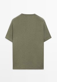 T-shirt vert olive uni à manches courtes, posé à plat, vue de dos avec un col rond et sans logos ni motifs visibles.