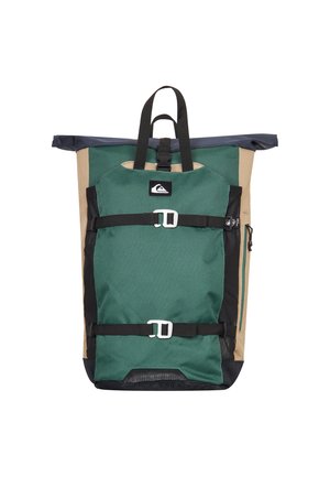 Groene roll-top rugzak met zwarte accenten, voorzien van twee verstelbare banden, een zijrits zak en duurzame stof. Inclusief een bovenhandvat.