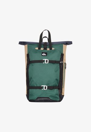 Groene roll-top rugzak met zwarte accenten, voorzien van twee verstelbare banden, een zijrits zak en duurzame stof. Inclusief een bovenhandvat.