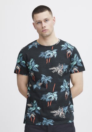 Camiseta de manga corta negra con un estampado colorido de palmeras en azul y coral, hecha de suave tejido de algodón.