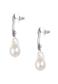 Pendientes en tono plateado con un diseño ondulado, que presentan una gran perla blanca colgante de forma irregular. Cierre de tipo post-back.