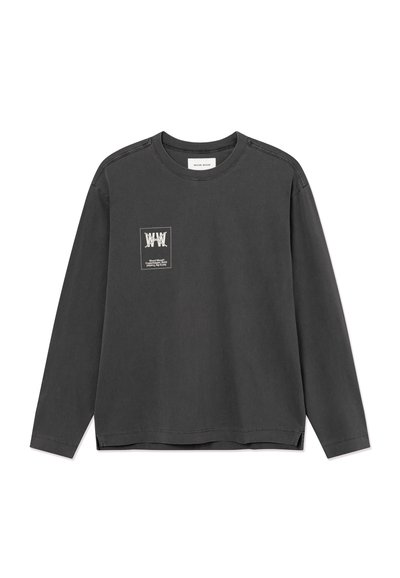 Chemise à manches longues gris foncé avec col rond, comportant un petit motif blanc et du texte sur la partie gauche de la poitrine.