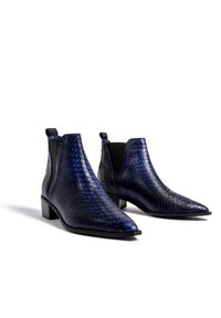 Niebieskie botki za kostkę w wężowy wzór, z ostro zakończonymi noskami, elastycznymi panelami bocznymi i niskim, blokowym obcasem. Gładka tekstura o błyszczącym wykończeniu.