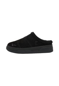 Svart semsket skinn slip-on sko med en luksuriøs, pelslignende fôr. Har en solid svart gummisåle og subtile søm detaljer.